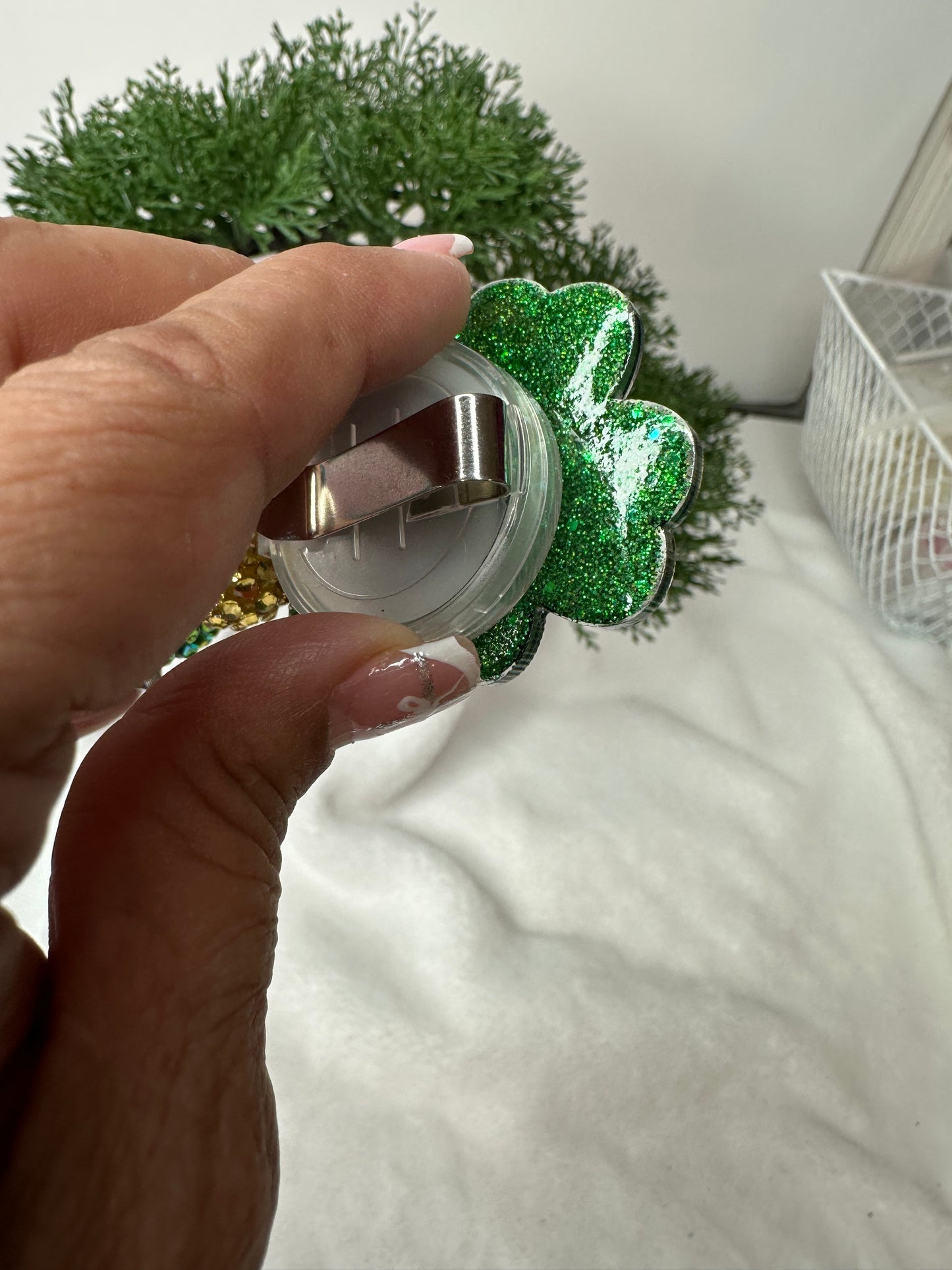I Pinch Back Clover Badge Reel